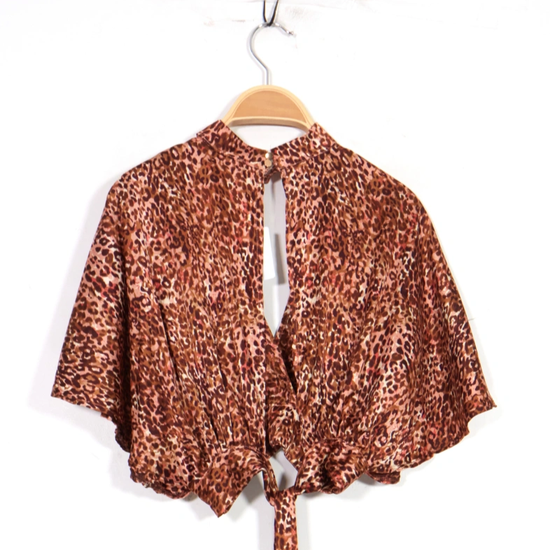 Fluid satin crop top with bold print