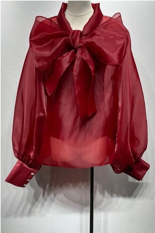 Chemise ivoire élégante manches bouffantes – portée avec jupe noire