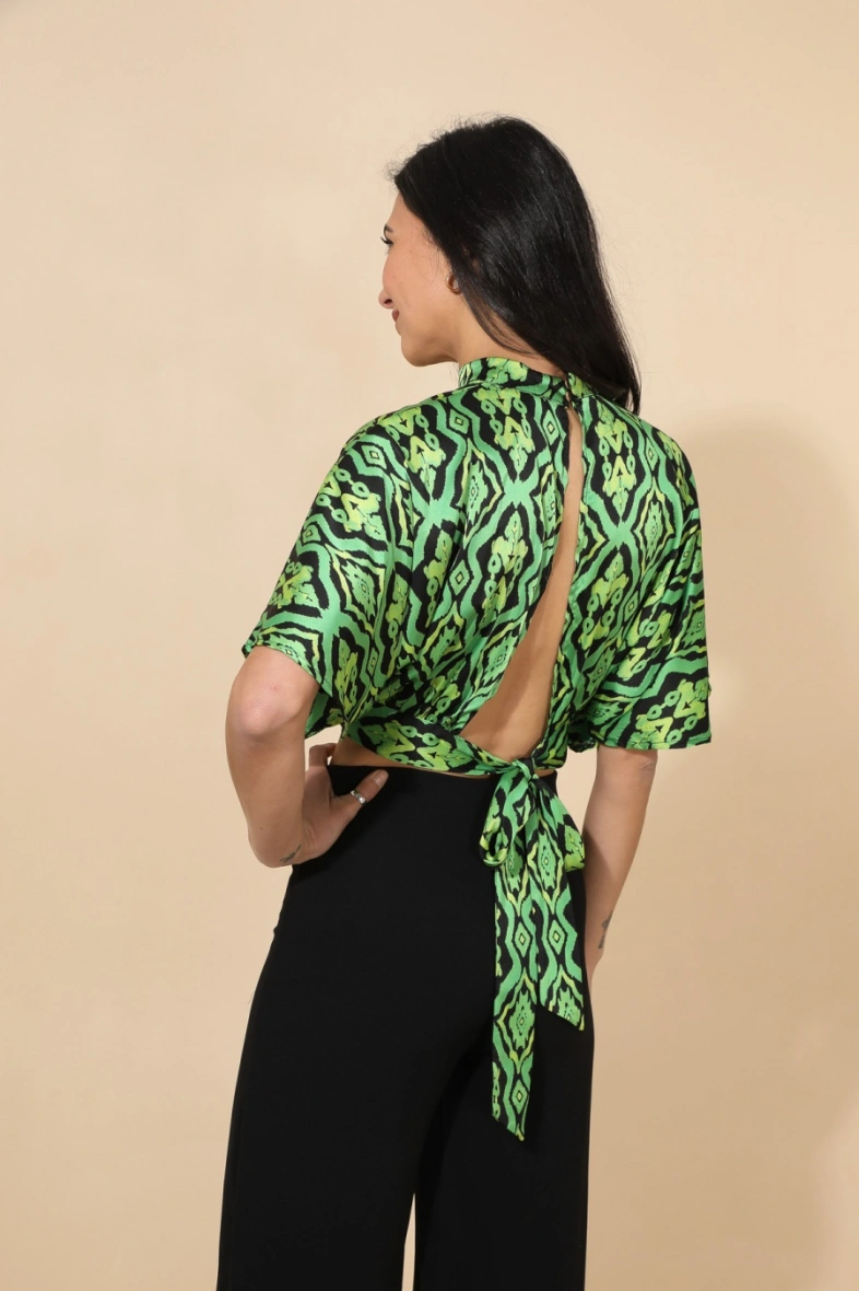 Fluid satin crop top with bold print